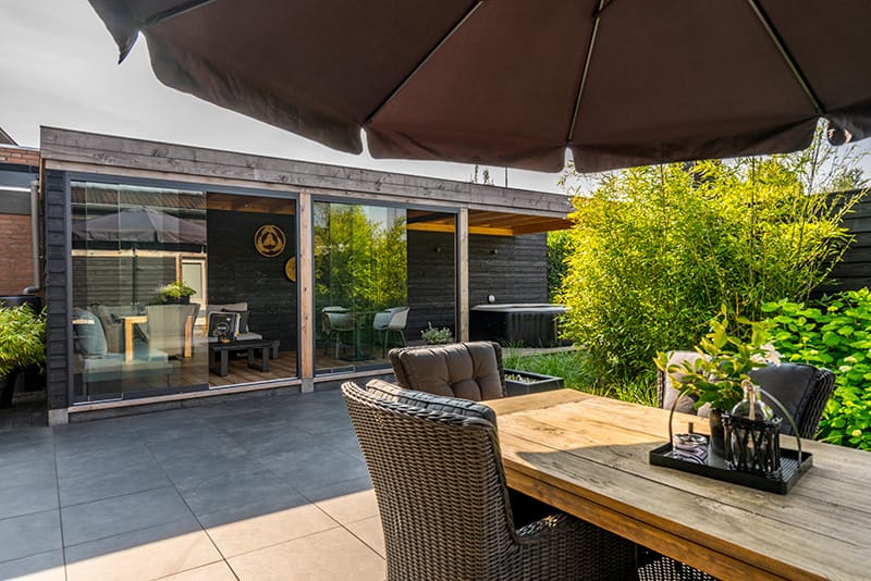 Veranda met glazen schuifwanden