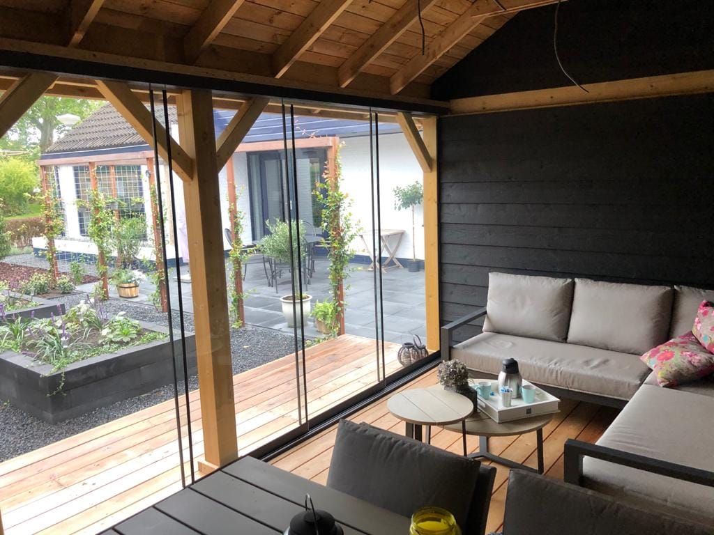 Houten-overkapping-met-glazen-schuifdeuren