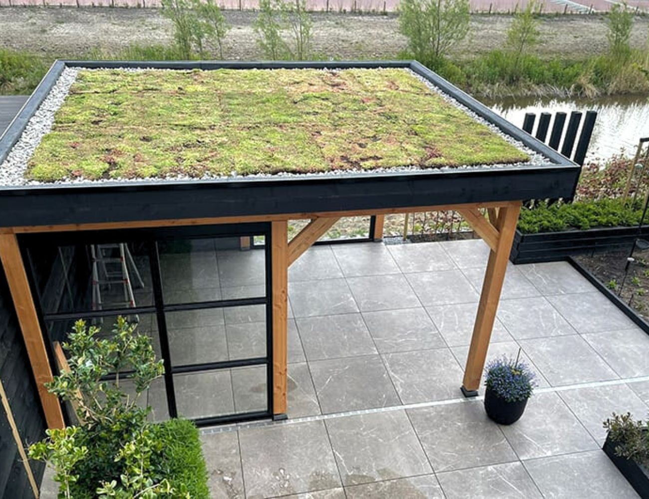 overkapping-met-sedum-dak