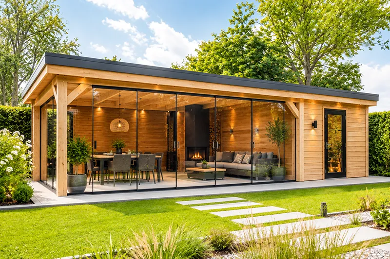 Tuinhuis met overkapping en schuifdeuren